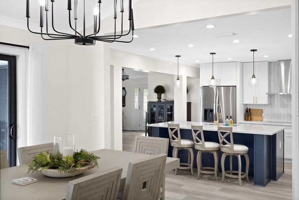 Dining area with seating for up to six guests