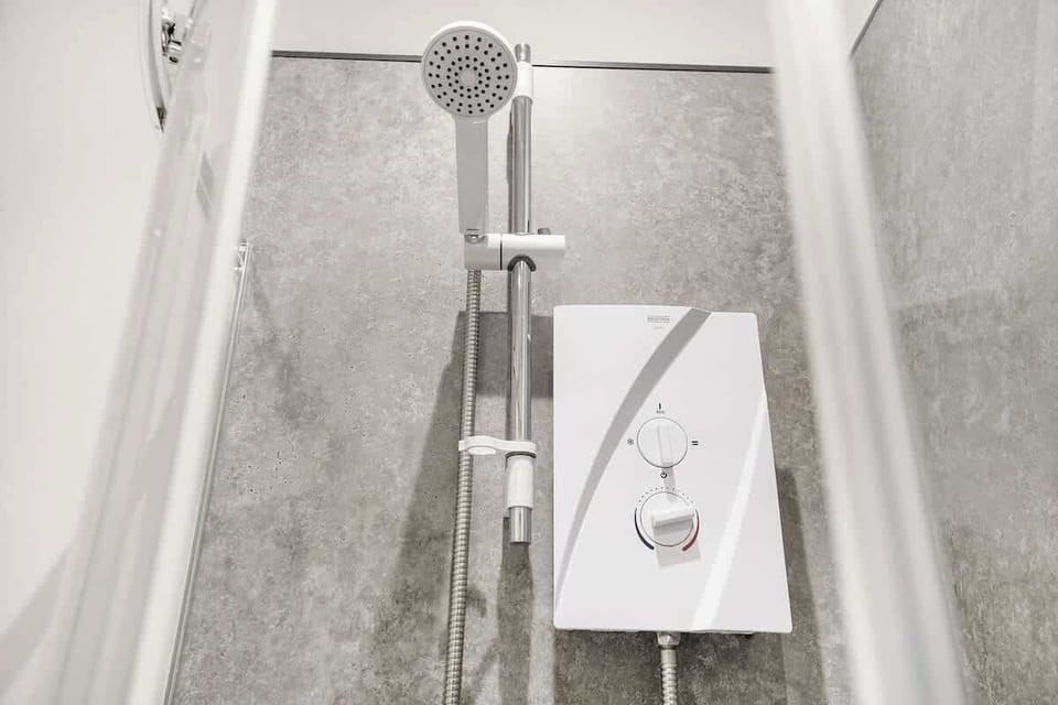 The bathroom benefits from an overhead shower, toilet and a sink. 