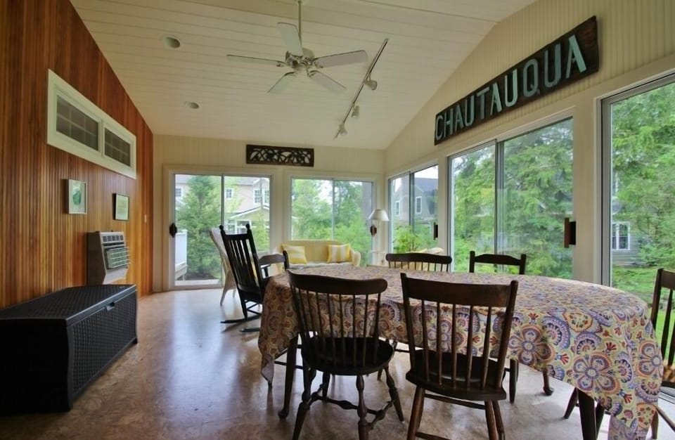 Sunroom/Dining Area