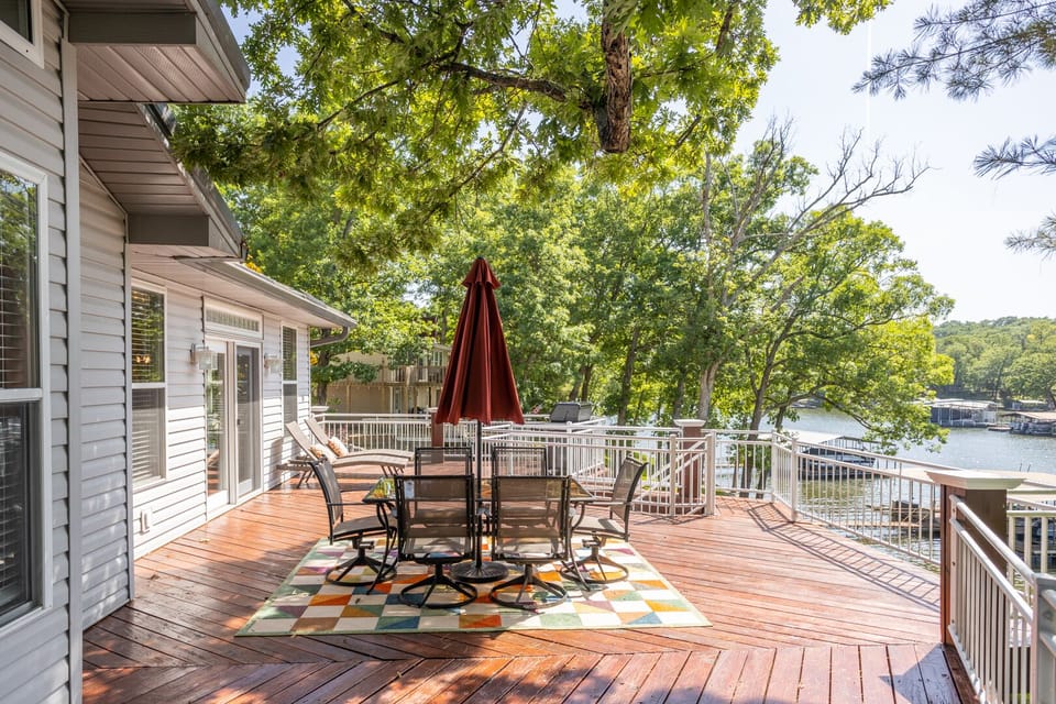 Soak under the sun on the sunbathing chair or gather around for some snacks under the shade of the table umbrella.