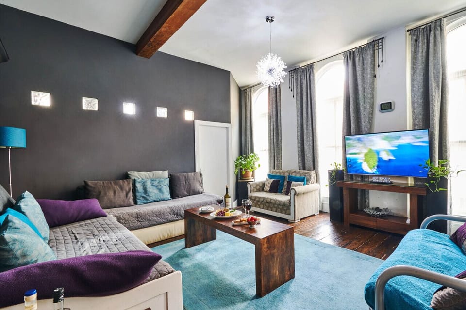 Living Room: Bright and stylish retreat with comfy seating and delightful touches! Large Flat Screen Smart TV.
