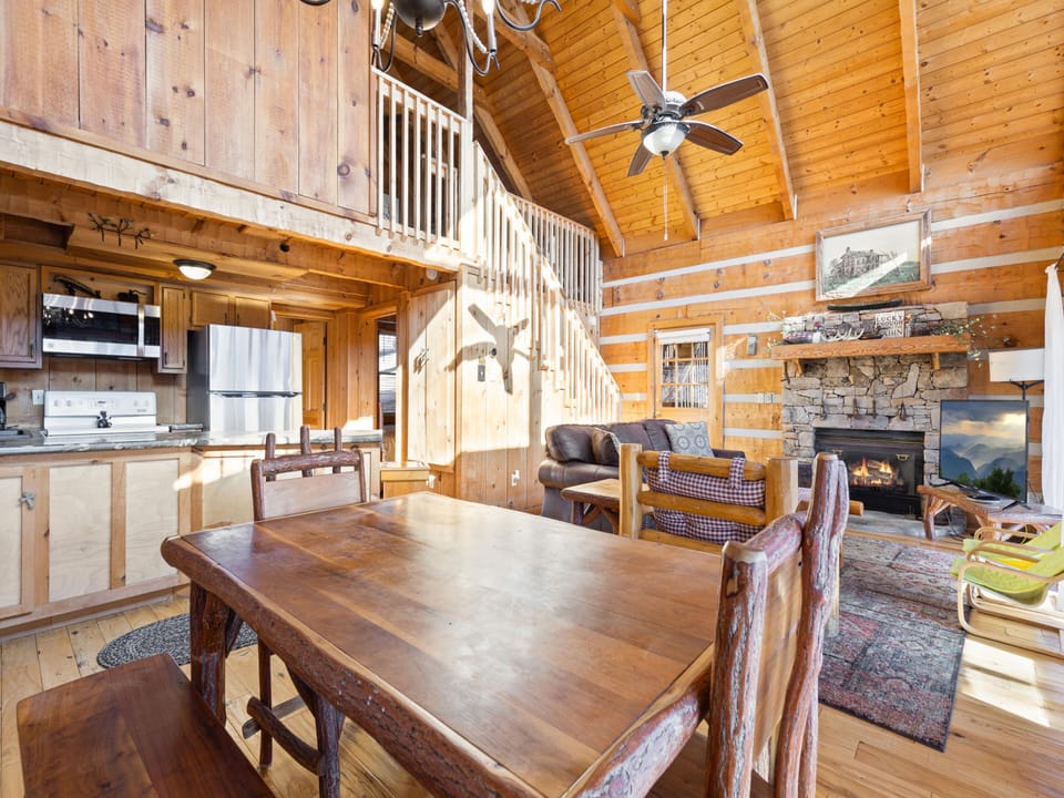 Dining Area w/ Seating for 6