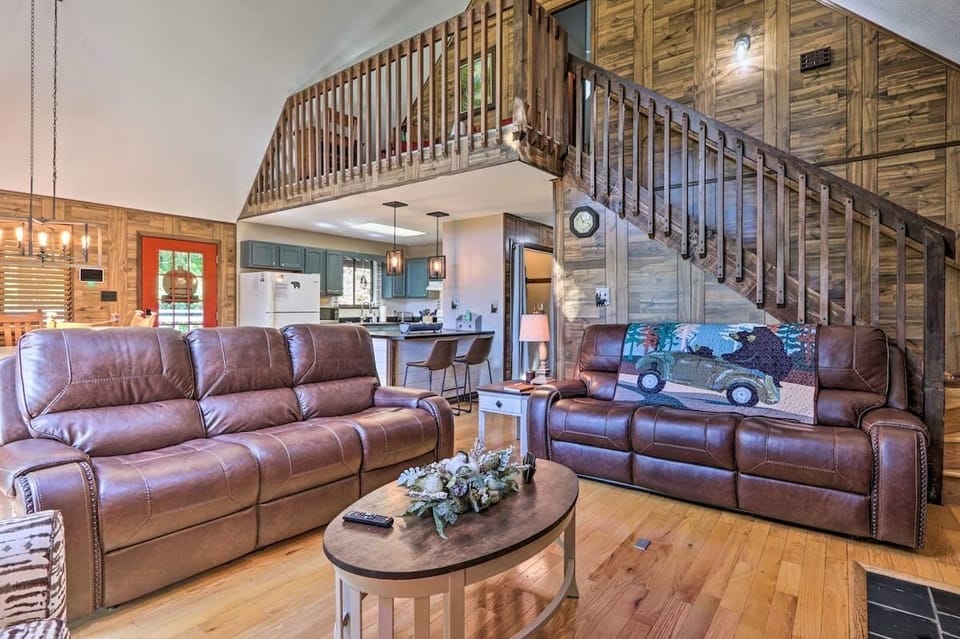 Pinecone Cottage's cozy living area