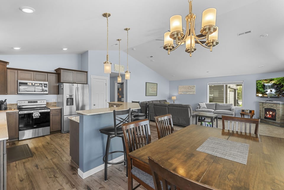 Kitchen & Dining