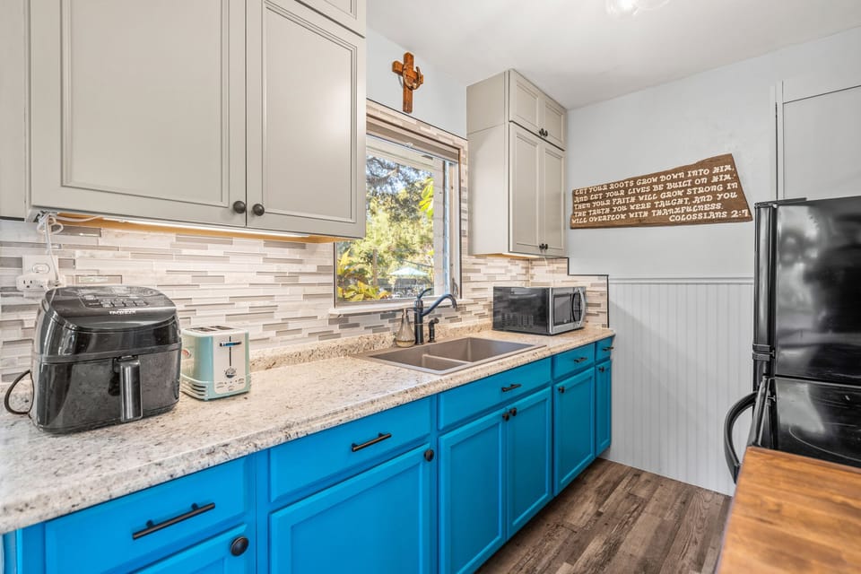 Full kitchen with all the essentials.