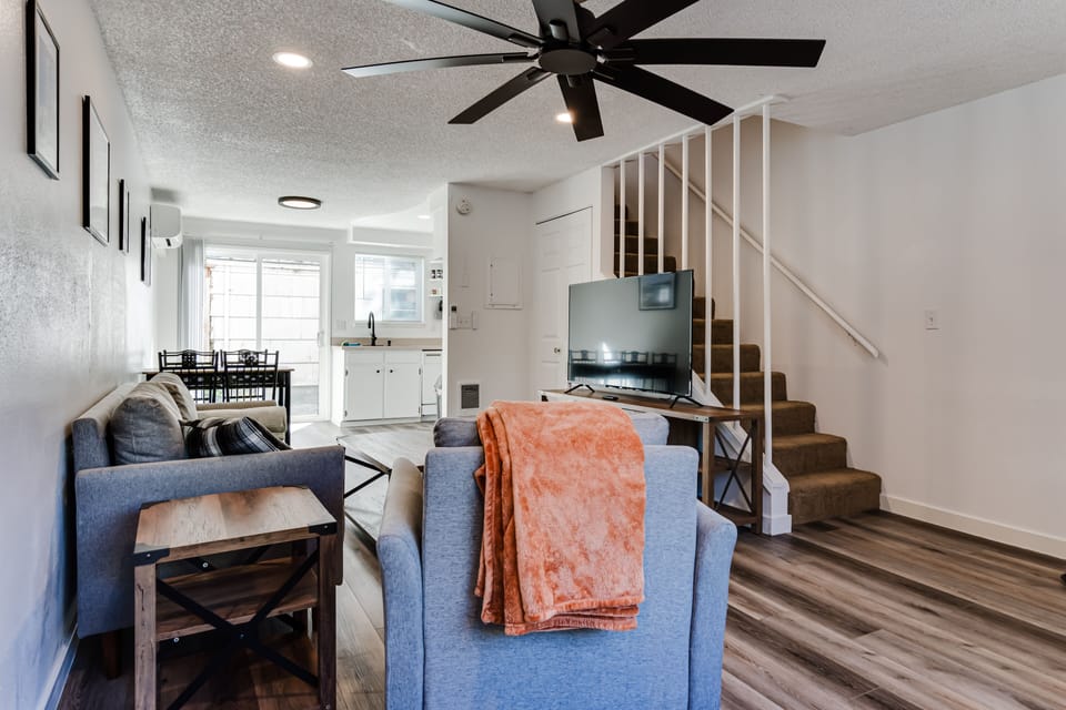 Livingroom w/ Fan & TV