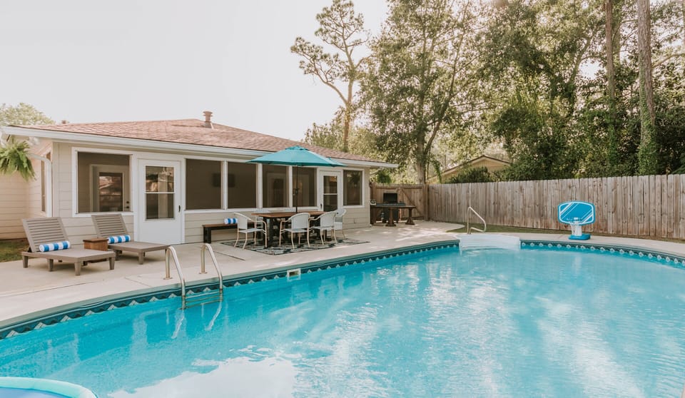 Shadowlawn - with large in ground pool and in the Golf Cart District 