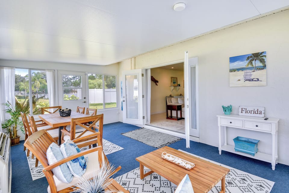 Screened Porch | Dining Space