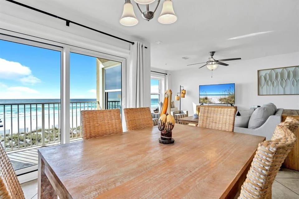 Beautiful dining table with seating for six - enjoy your meals with a view!