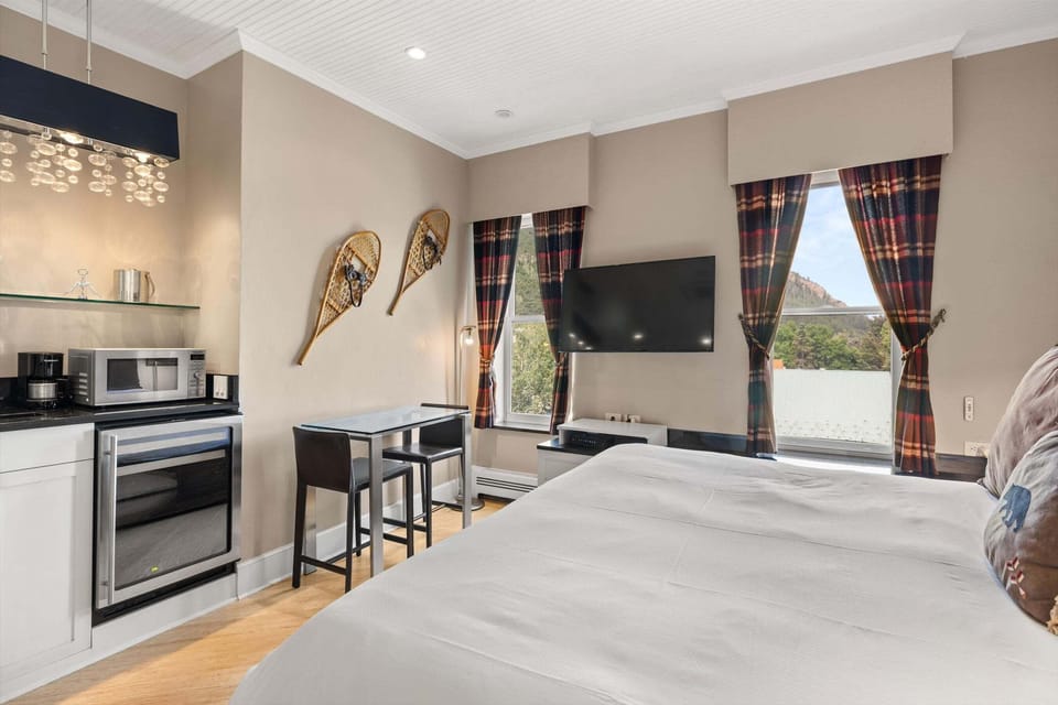 Independence Square Hotel 302 features a kitchenette and bar seating for two