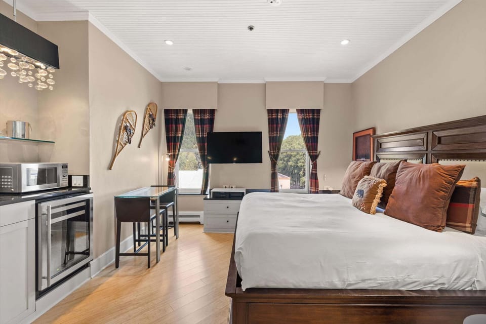 One bedroom Aspen hotel in downtown core with hardwood floors