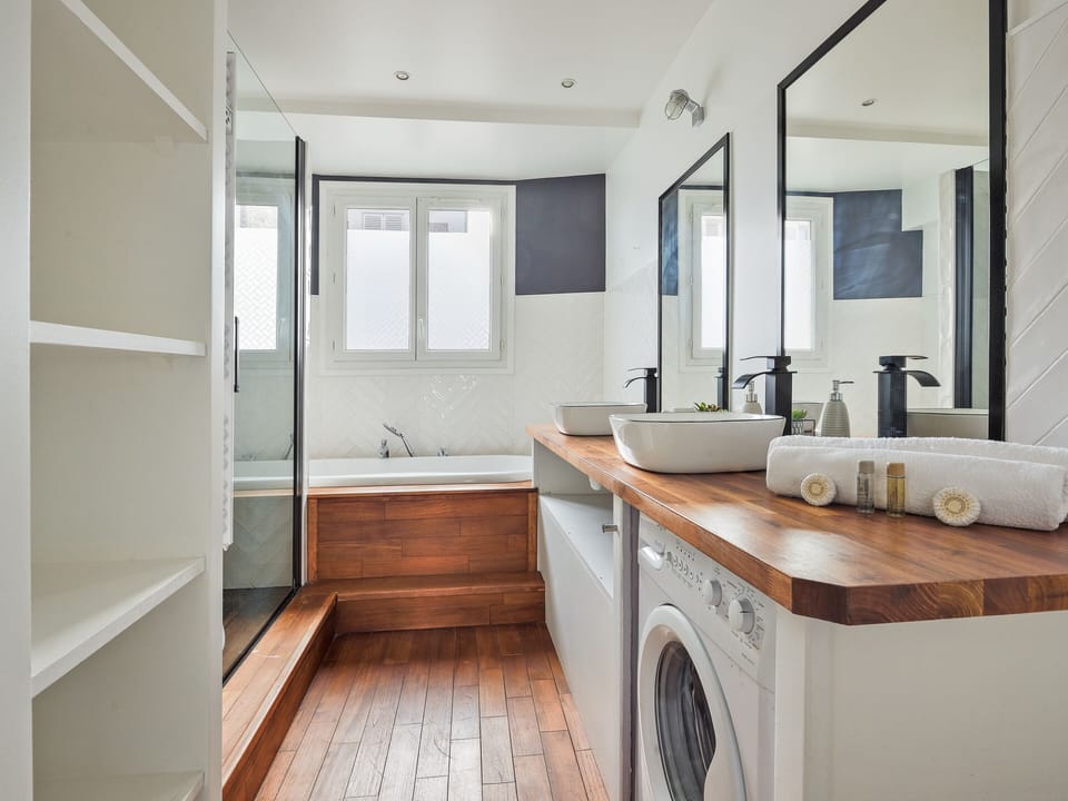 Salle de bain avec douche et baignoire