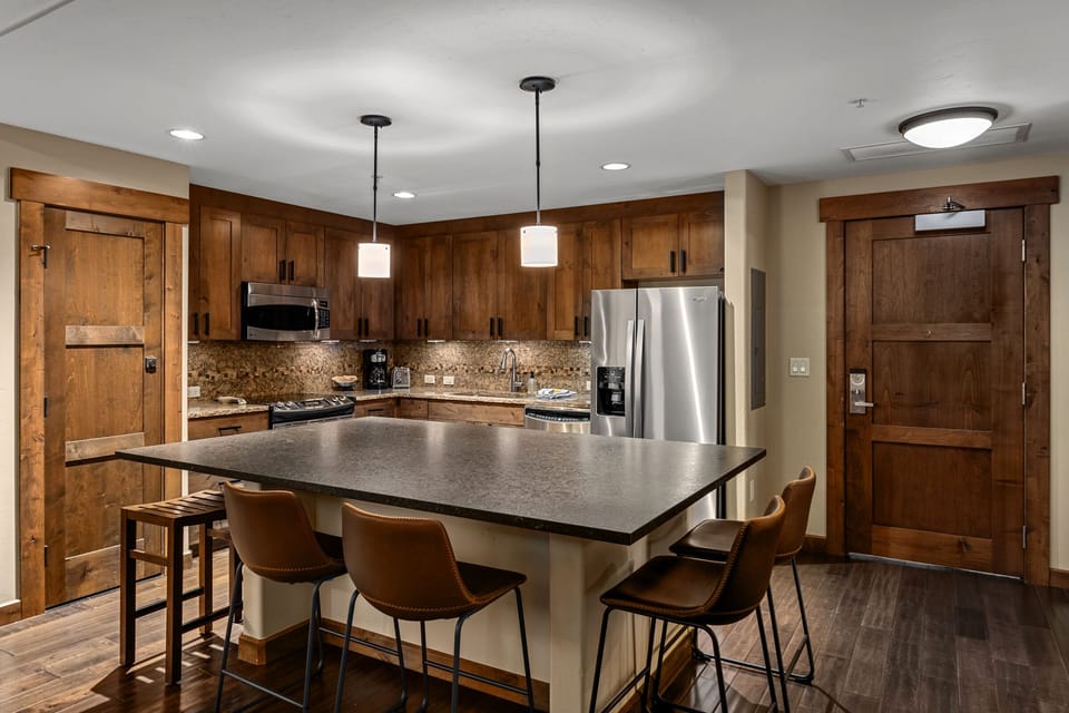 Large island with seating for 6
