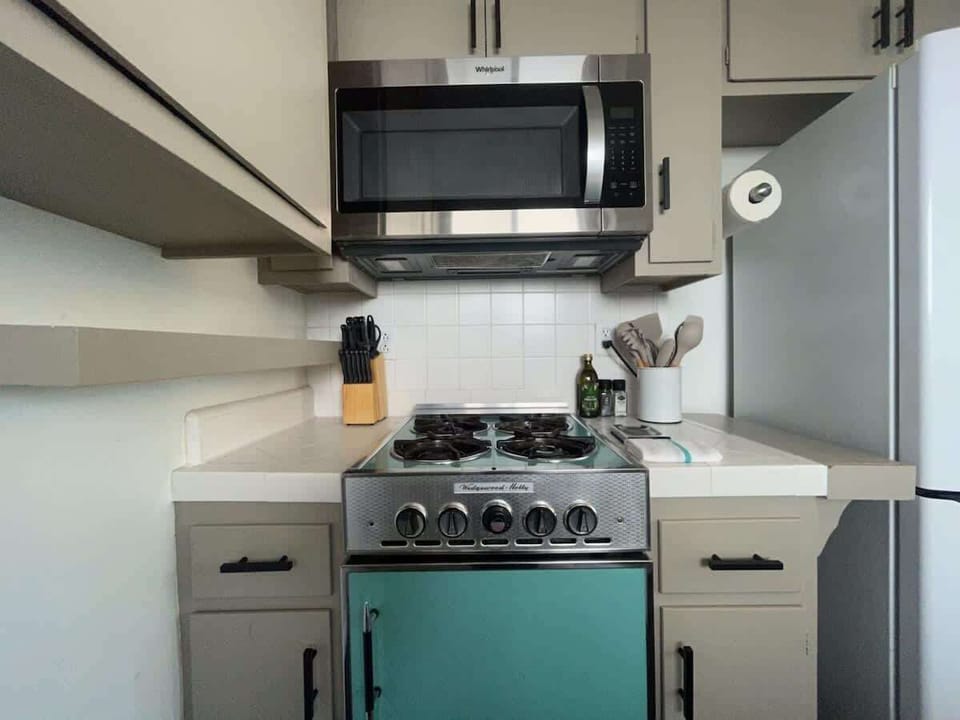 Compact, stylish, and fully equipped—this kitchen makes beachside meals a breeze.

