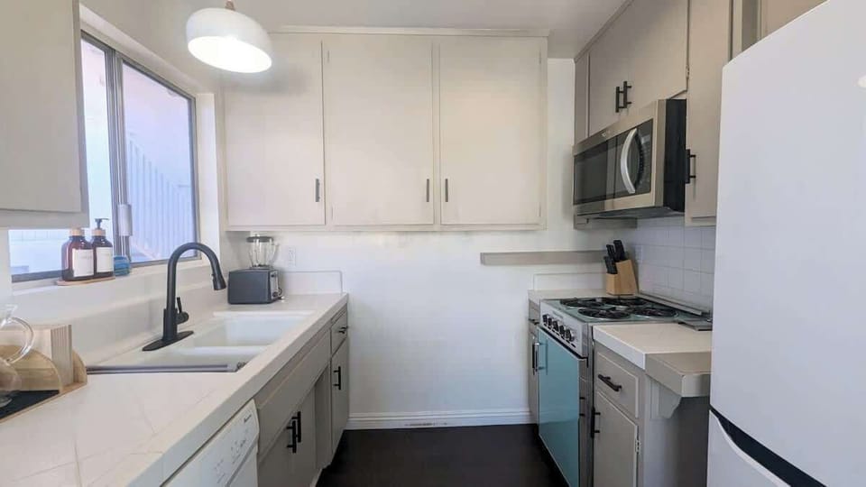 Compact, stylish, and fully equipped—this kitchen makes beachside meals a breeze.

