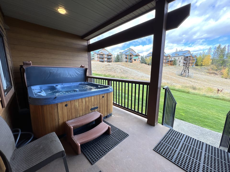 Your very own private hot tub on the rear deck, overlooking the T-Bar. Ski to the deck, boots off and soak.....  Repeat daily for total relaxation.