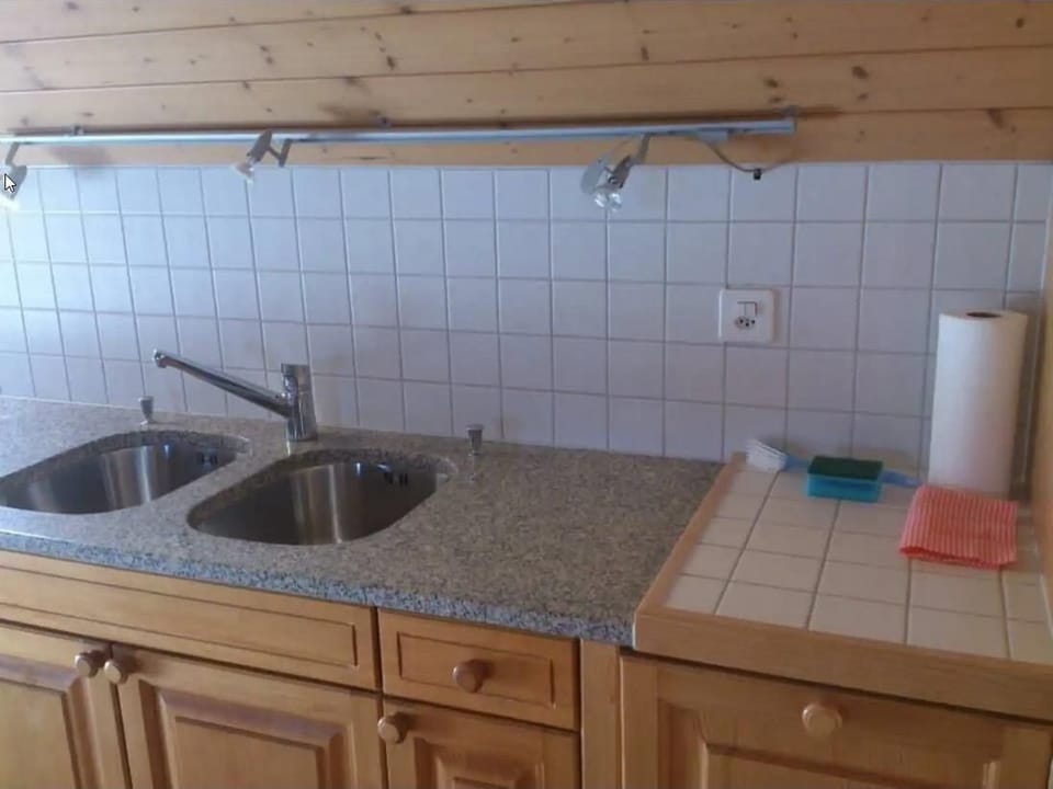 Kitchen - two washbasins with plenty of work space