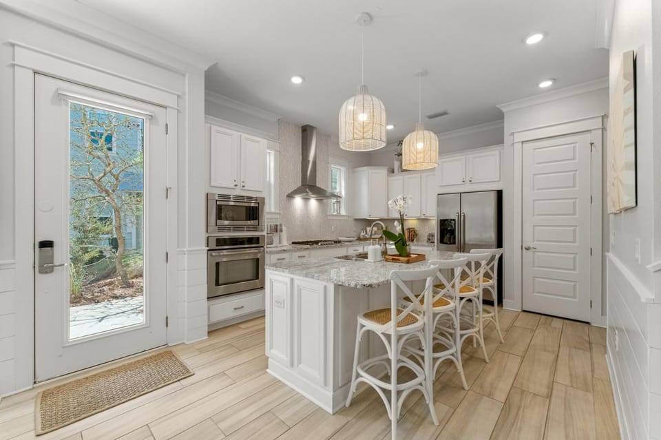 Kitchen with Breakfast Bar