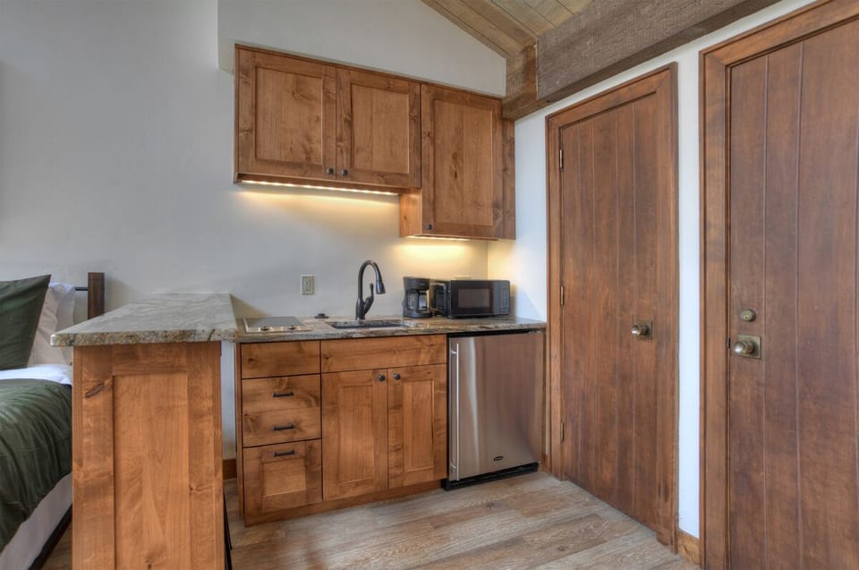 Kitchenette (mini fridge, microwave, stovetop burners, coffee maker, and toaster)
