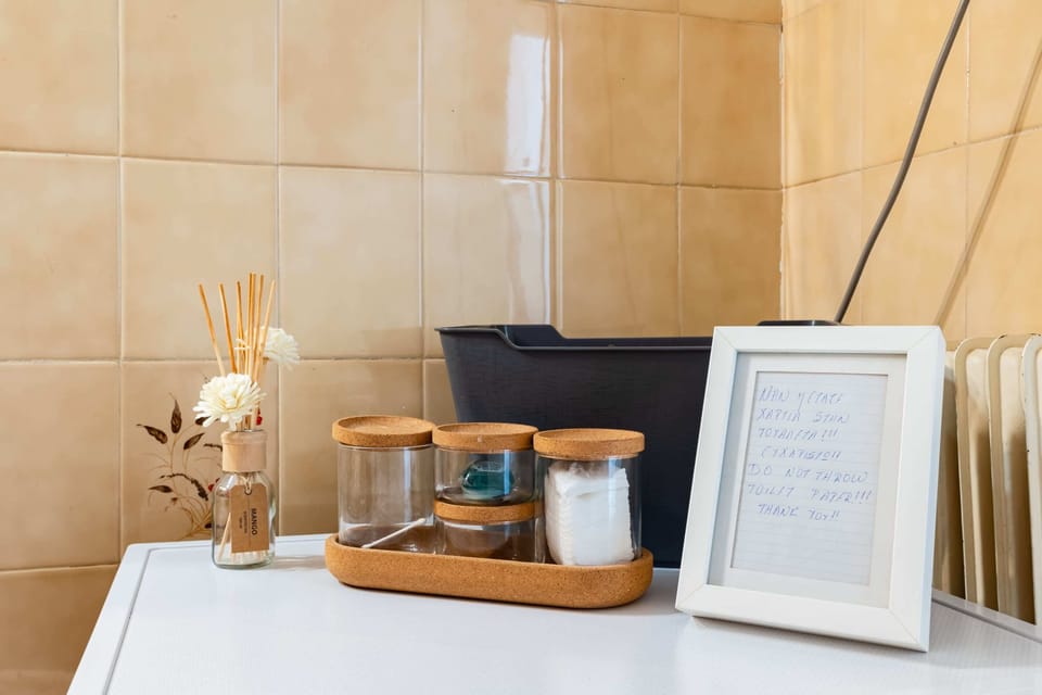 Elegant Bathroom with Modern Touches – Bright tiles and clean design for a fresh, relaxing feel.
