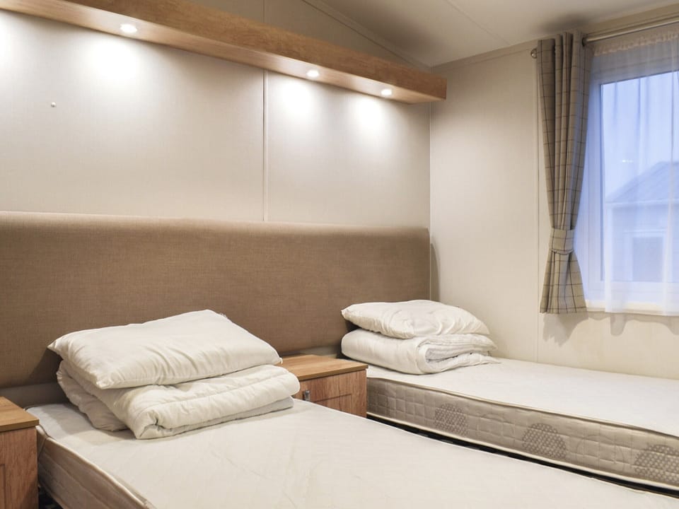 Twin bedroom | 26 Newperran Holiday Resort, Goonhavern, near Perranporth