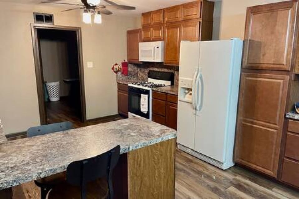 Stay in and make a home cooked meal or there is the small town Atlanta cafe just a couple of blocks away. Your host, Nyccole, loves company and would gladly prepare one of her family's favorites for you! 