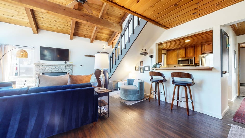 Indoors, Furniture, Living Room, Hardwood, Lamp