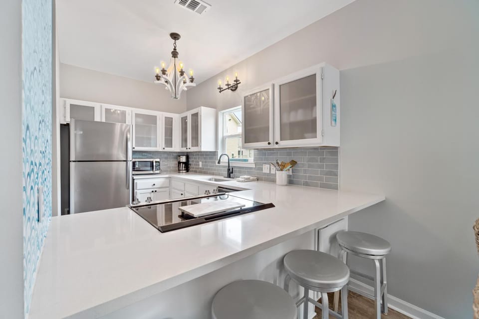 Updated well stocked kitchen with high quality cookware