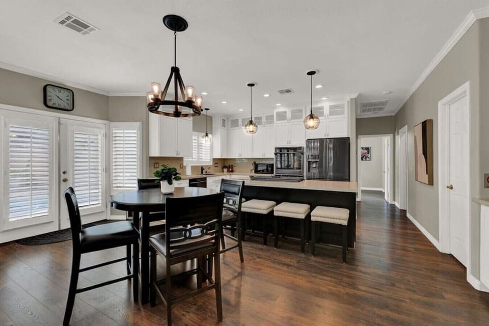 Fine Dining Oasis: Your Ideal Dining Area