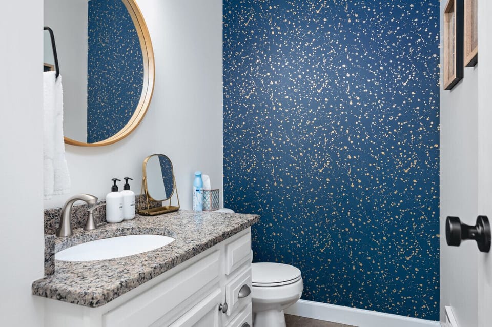 Pop of blue for character in this elegant bathroom 💙⛲