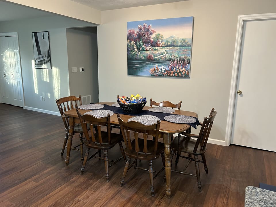 Dining area. Seats 6.