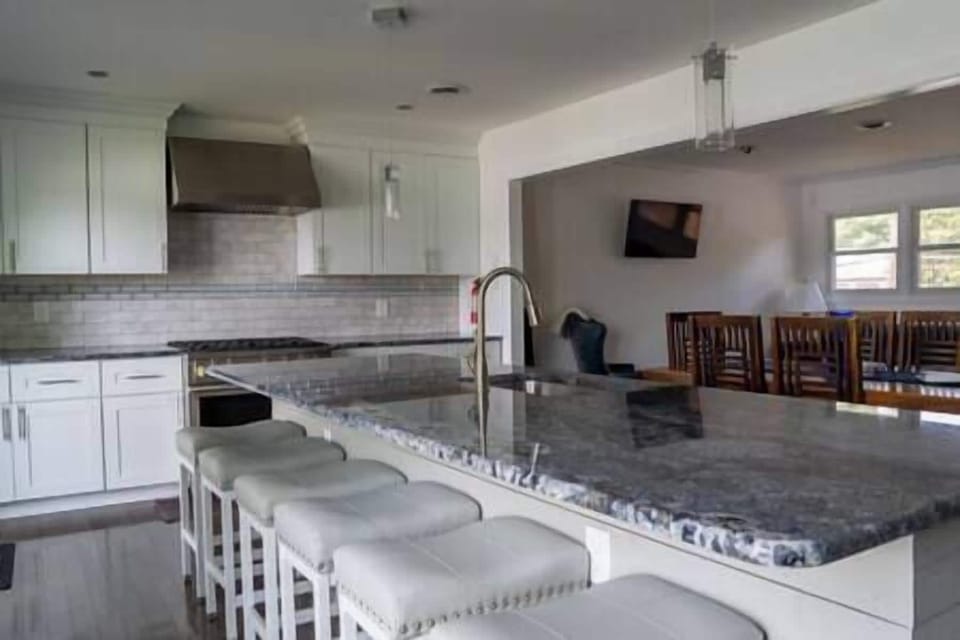 Fully equipped kitchen with seating for the whole family and friends.