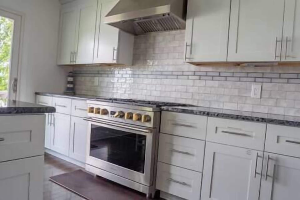 Kitchen w/gas stove