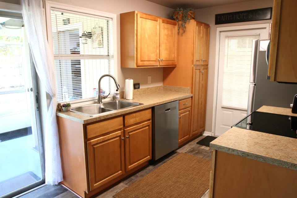 Full size fridge/freezer, electric oven/stove top, Microwave, dishwasher