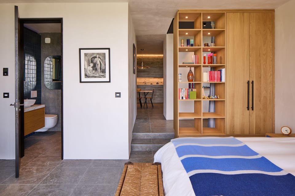 Master bedroom with ensuite bathroom. Books and games