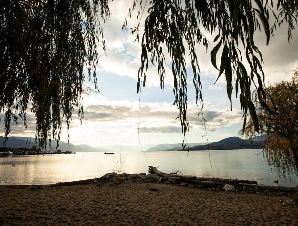 Nearby beach access, 2 mins walk