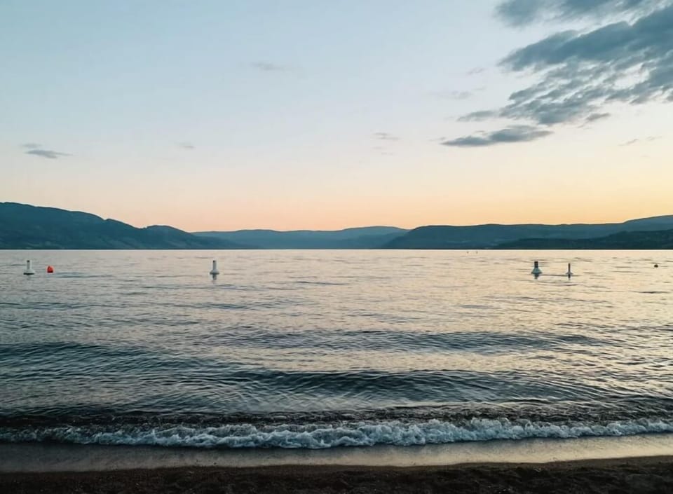 Nearby beach access, 2 mins walk