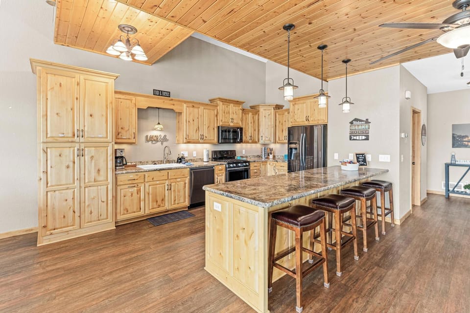 Oversized 11 ft island with stocked kitchen