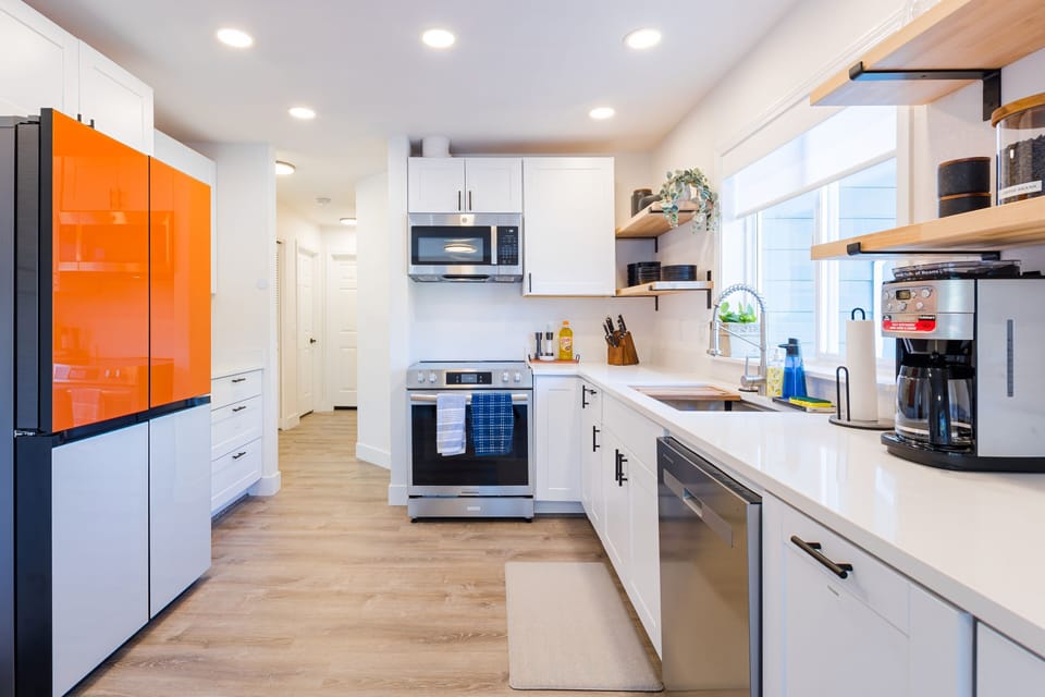 Kitchen with Samsung 4 door fridge, ice maker and water dispenser