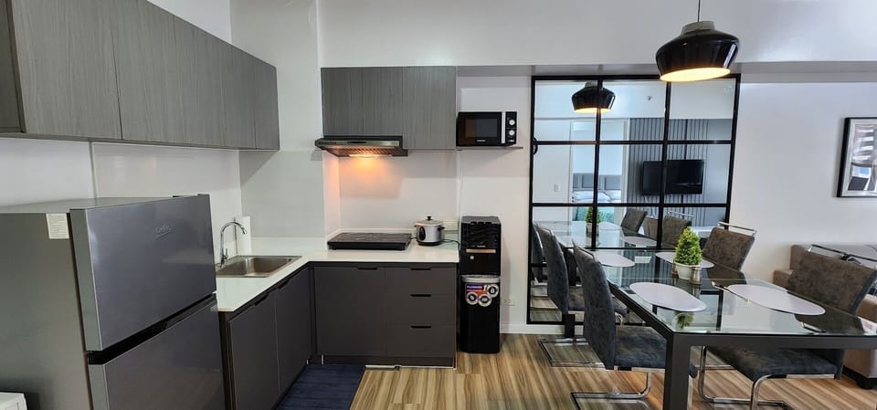 This kitchen has open ambience with its high ceilings. With basic kitchenware.