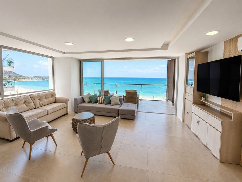 Sala frente al mar con ventanales de piso a techo que se abren por completo