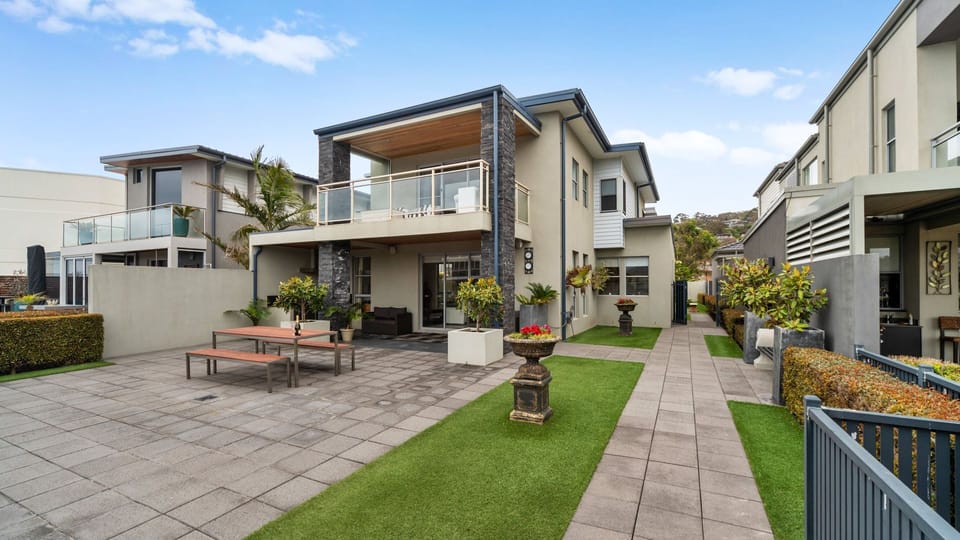 Alfresco dining, BBQ and access to the boardwalk