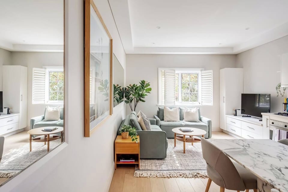 Engineered European oak floors and coffered ceilings adorn the open plan living and dining space.