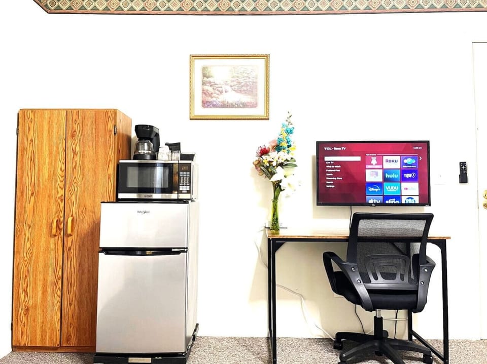 Wardrobe, Refrigerator, Freezer, Microwave, Coffe Maker, Roku TV