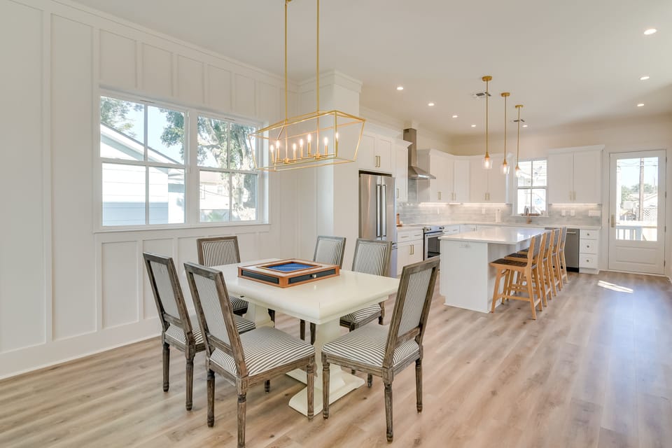 Dining Area | Dishware Provided