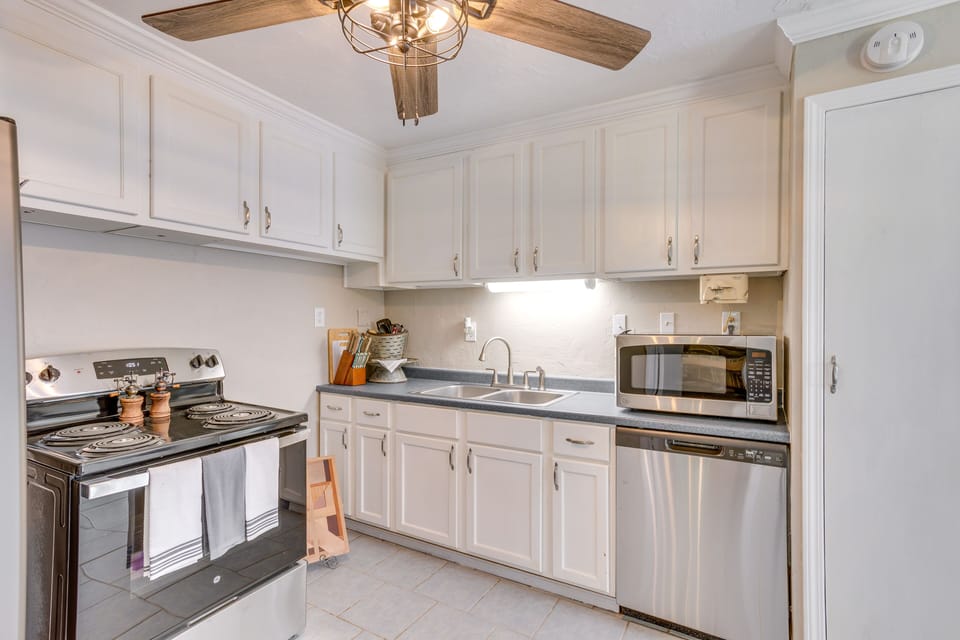 Kitchen | Microwave | Trash Bags/Paper Towels