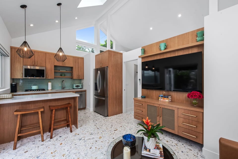 Kitchen peninsula with 2 barstools