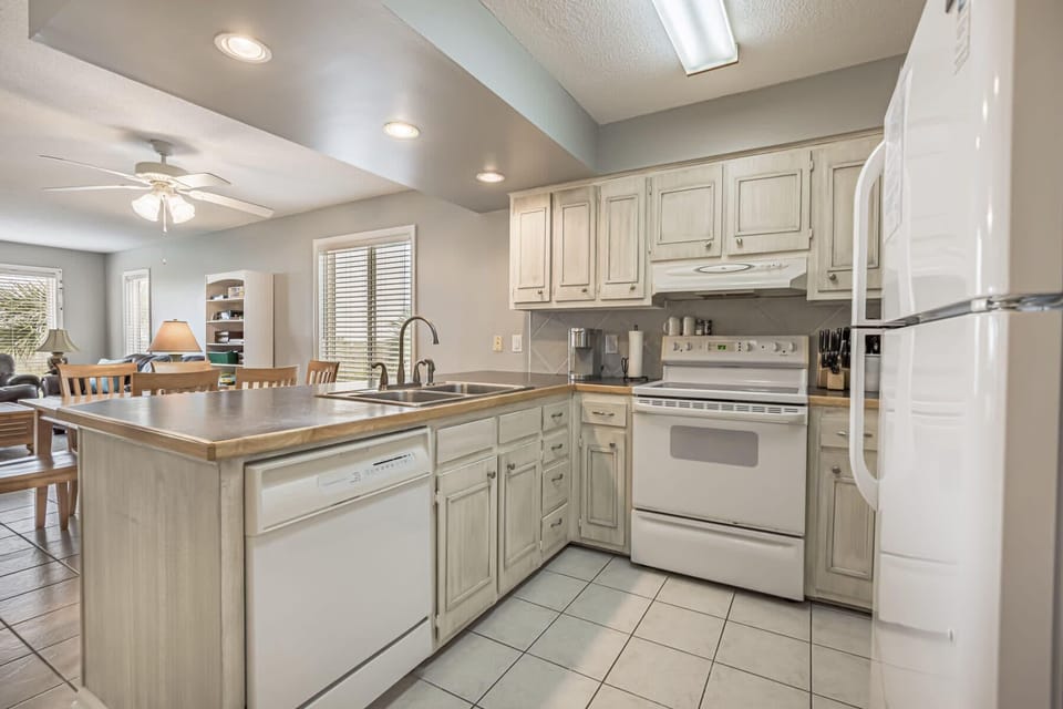 Full kitchen (oven, diswasher, fridge, freezer, icemaker, toaster, Keurig, etc.)