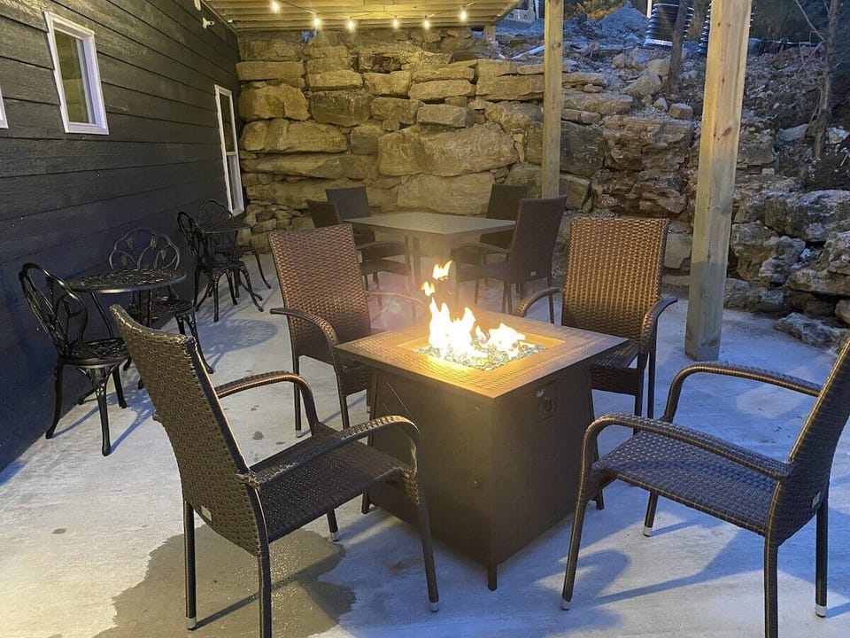 Hot Tub, Fire Pit, Lighted Outdoor Seating, Privacy, enjoy!