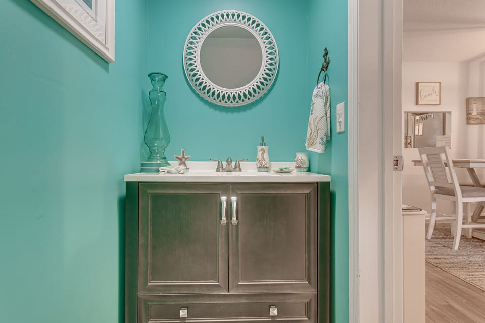 Half Bathroom | Towels Provided